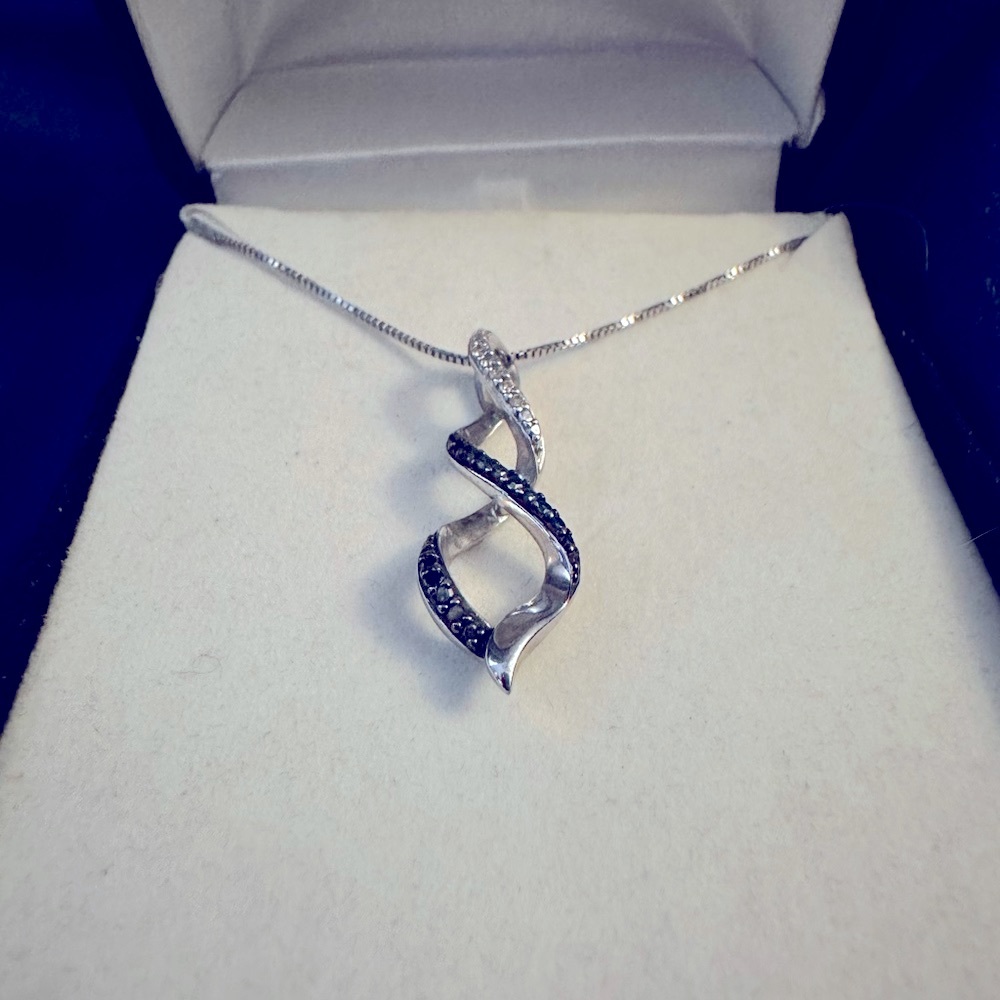 White, Black, & Blue💎💎necklace